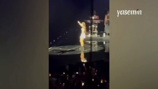 Amerikalı şarkıcı Olivia Rodrigo sahnede ilginç bir kaza yaşadı! Şarkı söylediği esnada...