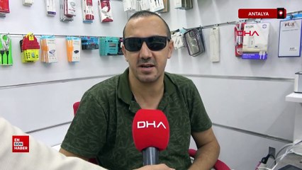 Antalya'da görme engeline rağmen telefon tamirciliği yapıyor