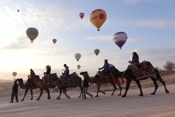 Binlerce turist bölgeyi gökyüzünden izledi