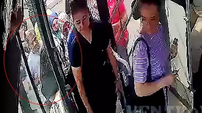 Adana'da otobüse binen yolcunun çantasındaki cep telefonunu saniyeler içinde çaldı