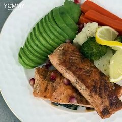 سمك السلمون مع خضار سوتيه