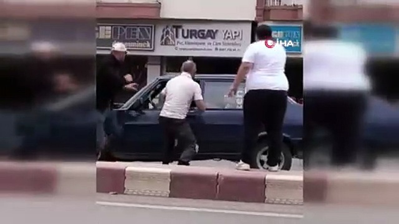 Yol verme kavgası pes dedirtti! Aracın camından sarkıtıp dövdüler