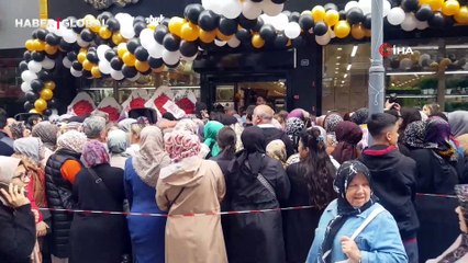 İndirim olacağını duyan koştu, birbirlerini ezdiler