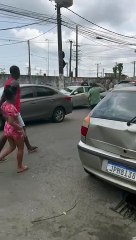 Homem é preso após praticar furto na 'Feira do Rolo' em Salvador; assista