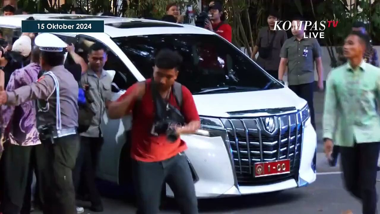 Detik-Detik Prabowo Tinggalkan Kertanegara Usai Panggil Calon Wamen, Lambaikan Tangan dan Tersenyum