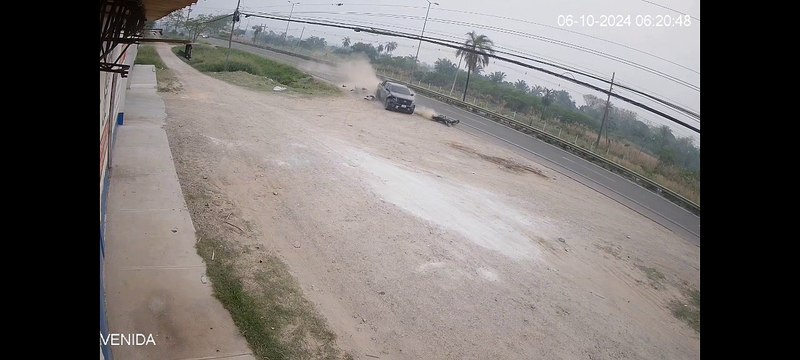 APARATOSO ACCIDENTE DE TRÁNSITO QUE PROTAGONIZO EL CONDUCTOR DE UNA CAMIONETA QUE CHOCO UNA MOTO DEL CUAL RESULTARON GRAVEMENTE HERIDOS LOS DOS OCUPANTES