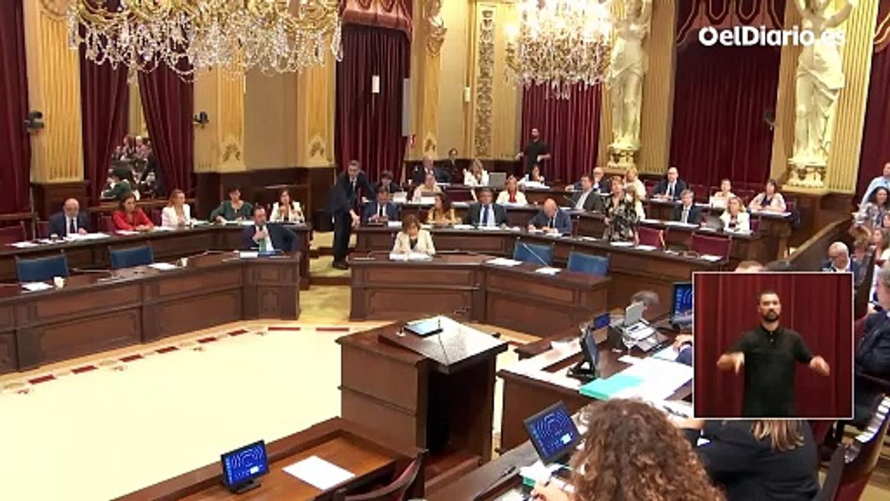 El presidente del Parlament balear, Gabriel Le Senne, expulsa a dos diputadas por llevar camisetas de víctimas del franquismo