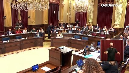 El presidente del Parlament balear, Gabriel Le Senne, expulsa a dos diputadas por llevar camisetas de víctimas del franquismo