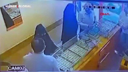 Yüzük takma bahanesiyle kuyumcu soygunu: O anlar kamerada