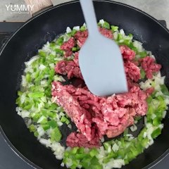 معكرونة باللحمة والجبنة