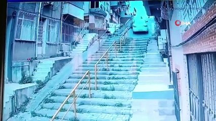 Hızla sokağa giren otomobil ortalığı yıkıp geçti