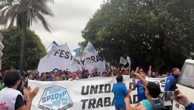 Movilización en las calles de Río Tercero, en Córdoba contra el cierre de una planta de la Petroquimica Río Tercero