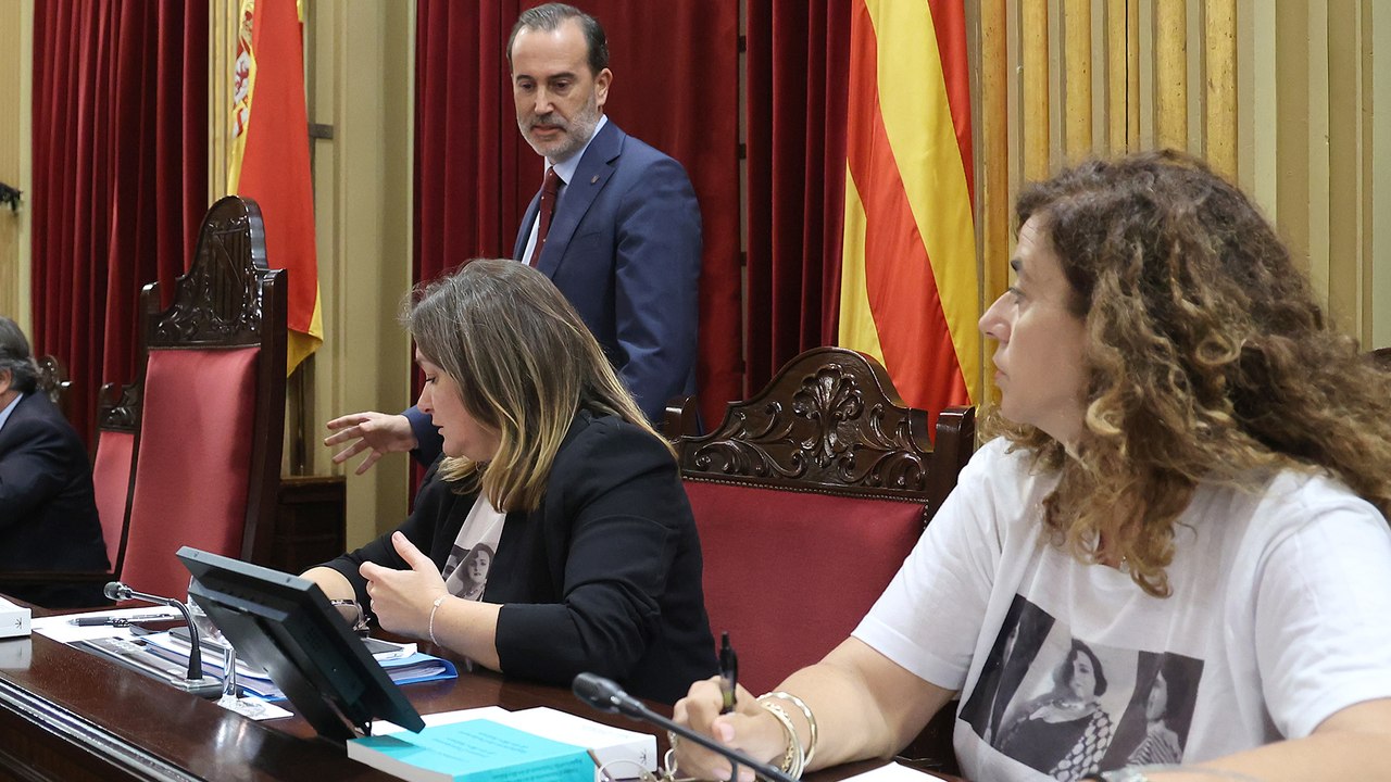 Le Senne expulsa a diputadas socialistas del Parlament balear por llevar camisetas con fotos de víctimas republicanas