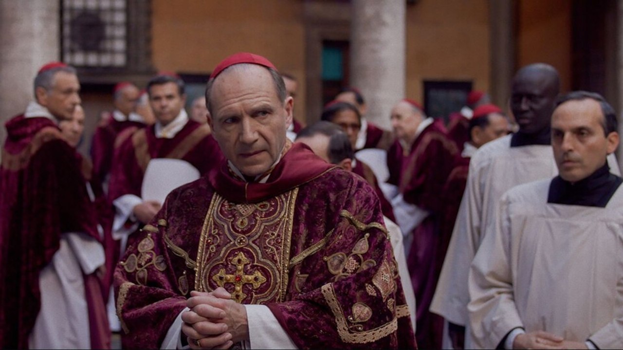 Im neuen Thriller Conclave muss Voldemort-Darsteller Ralph Fiennes einen neuen Papst wählen