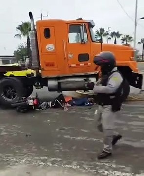 Imágenes fuertes: ¡Un bebé falleció! toda una familia en motocicleta fue arrollada por un tráiler.