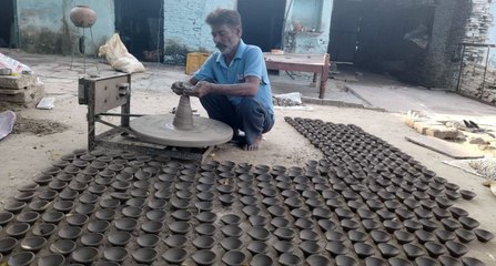 दीपोत्सव की तैयारी में चाक ने पकड़ी रफ्तार, कुम्भकार दीयों को दे रहे आकार