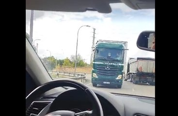 Un camión en sentido contrario en la rotonda del Caballo Blanco de Soria