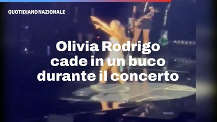 Olivia Rodrigo cade in un buco durante il concerto