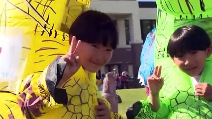No Comment : au Japon, une course en costume de dinosaure