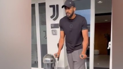Juve, Bremer si rivede... con le stampelle: il video del difensore