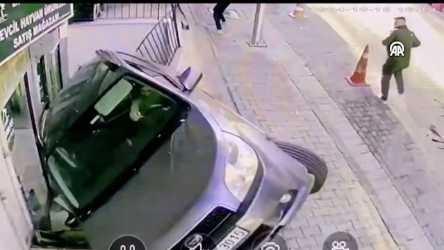 Otomobilin merdiven boşluğuna düşme anı güvenlik kamerasında