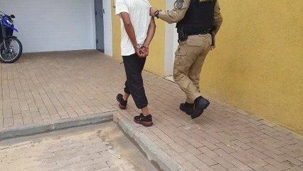 Indivíduo é preso, algemado e encaminhado à Delegacia