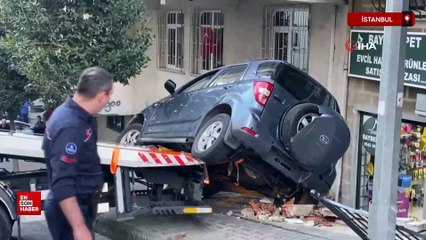 İstanbuş'da fren yerine gaza bastı, otomobil devrildi