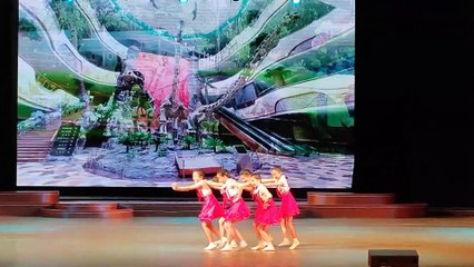 Apresentação artística infantil no Palácio das Crianças de Pyongyang