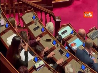 Scontro Meloni-Bevilacqua in Senato, la grillina mima gesto: Ti arrampichi sugli specchi