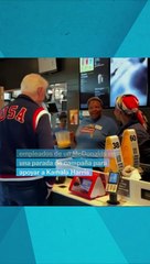 Bill Clinton visita un MacDonalds durante la campaña de Kamala Harris
