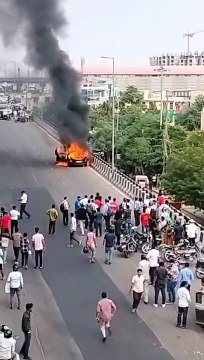Carro elétrico pega fogo e sai andando sozinho sem motorista