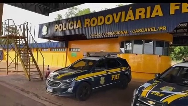 PRF apreende caminhão com 304 mil maços de cigarros contrabandeados em Cascavel e motorista foge