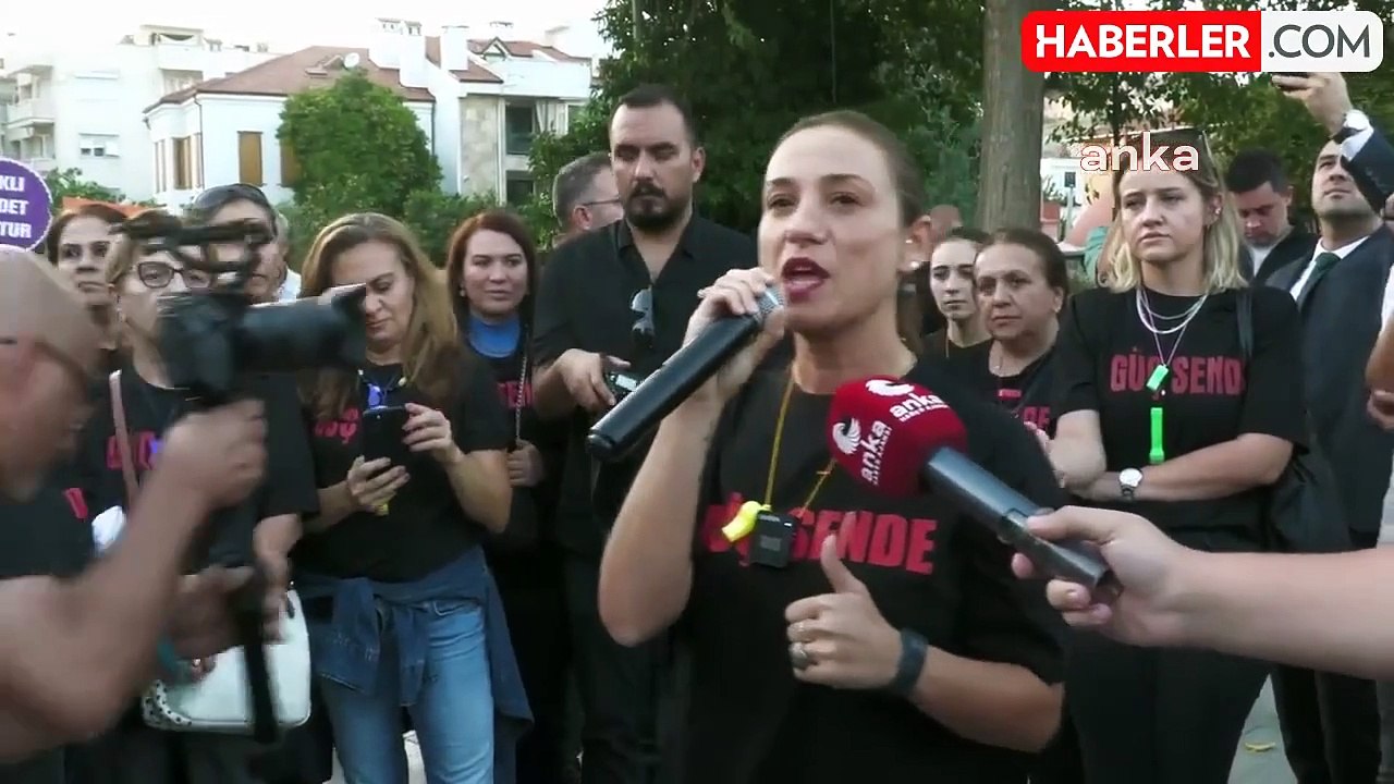 CHP İzmir İl Kadın Kolları "Kırık Saçlar Özgürlüğe Yürüyor" Yürüyüşünü  Selçuk'tan Başlattı
