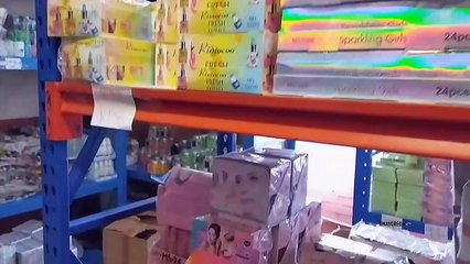 bodega con gran surtido de productos chinos