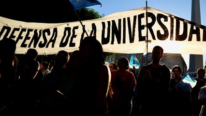 Estudiantes argentino se manifiestan contra Milei