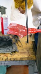 Meniup kaca pada patung Moo Deng