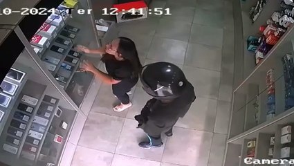 Criminosos armados rendem funcionária e roubam 31 celulares em MG