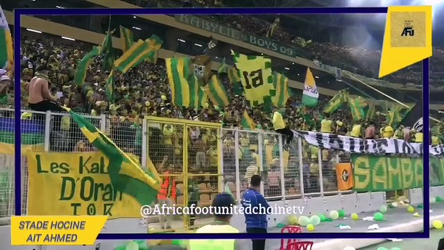 Magnifique ambiance au stade Hocine Aït Ahmed de Tizi-Ouzou lors du match #JSKabylie #CSConstantine ⚫