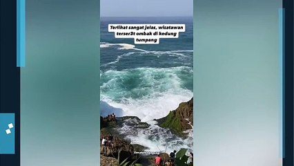 Viral! Detik-Detik Wisatawan Tersapu Ombak Saat Berfoto di Pantai Kedung Tumpang