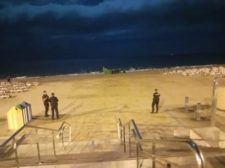Una patera llega de noche a Playa del Inglés
