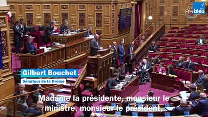 Sous respirateur artificiel et très affaibli, le sénateur LR Gilbert Bouchet de la Drôme atteint de la maladie de Charcot a bouleversé le Sénat hier en prenant la parole depuis son fauteuil roulant