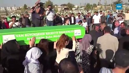 Diyarbakırlı üniversite öğrencisi Rojin Kabaiş, kadınların omuzunda son yolculuğuna uğurlandı