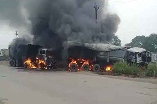 दो ट्रेलर में आग लगने से अफरा-तफरी