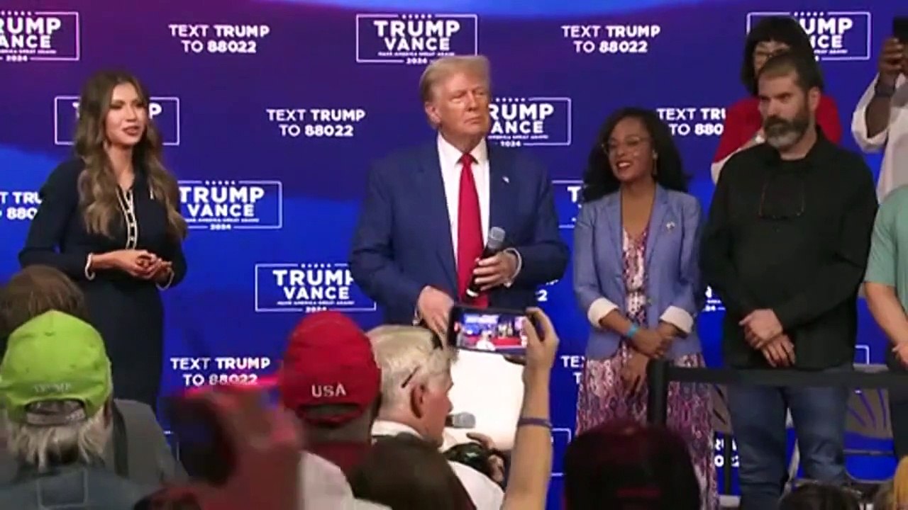 30 Minuten Trump-Hits: Ungewöhnlicher Wahlkampfauftritt