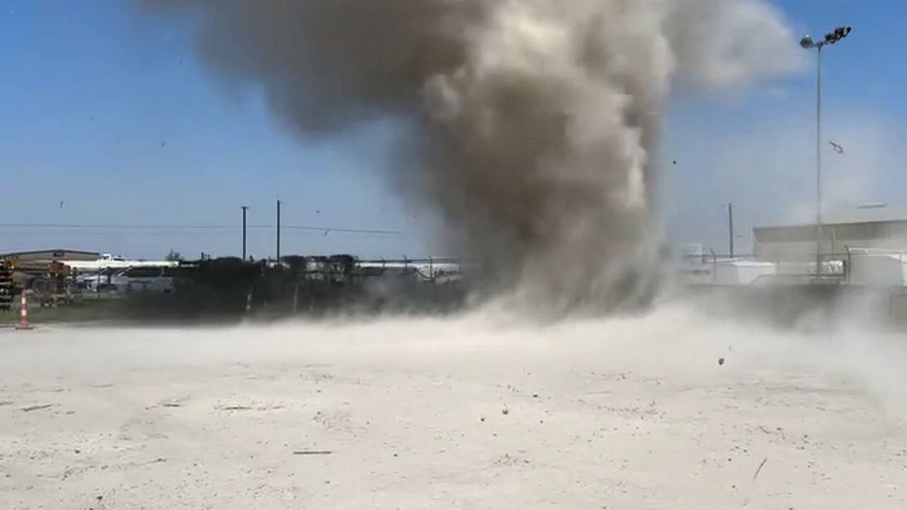 Staubteufel verschlingt mann bei dreharbeiten in intensivem video