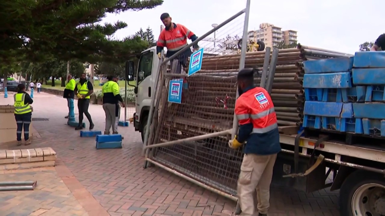 Sydneysiders advised to avoid Coogee Beach after debris washed ashore