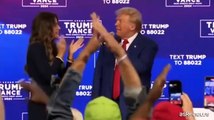Usa, i balli di Trump sul palco in Pennsylvania: 