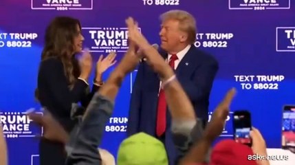 Usa, i balli di Trump sul palco in Pennsylvania: "Sentiamo la musica"