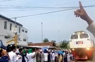 GAK ADA TAKUTNYA, VIRAL WARGA GELAR PENGAJIAN DEKAT REL KERETA HINGGA NYARIS TERSAMBAR