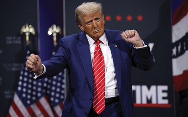 Elezioni USA 2024, Trump balla e canta al comizio-show: «Niente domande. Ascoltiamo solo la musica»